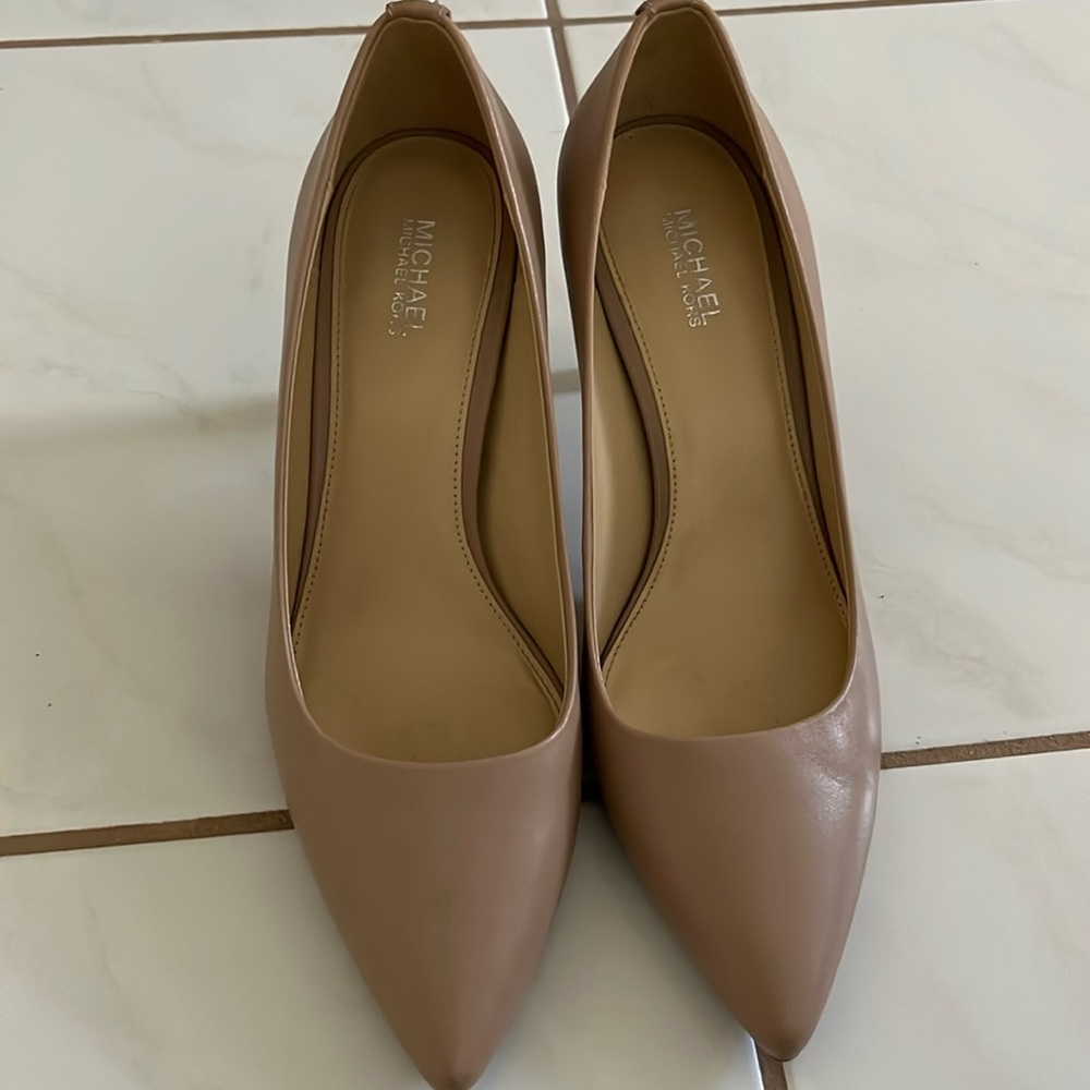 Michael Kors Nude pump